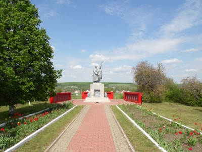 Братская могила советстких воинов, погибших в боях с фашистскими захватчиками в 1943 году. Захоронено 25 человек, имена установлены..
