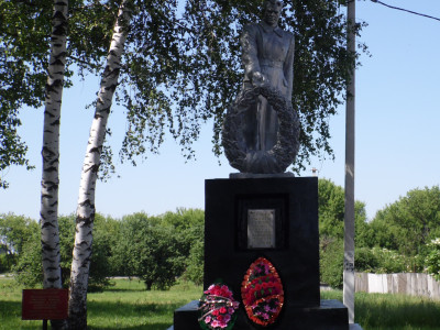 Братская могила советских воинов, погибших в боях с фашистскими захватчиков.